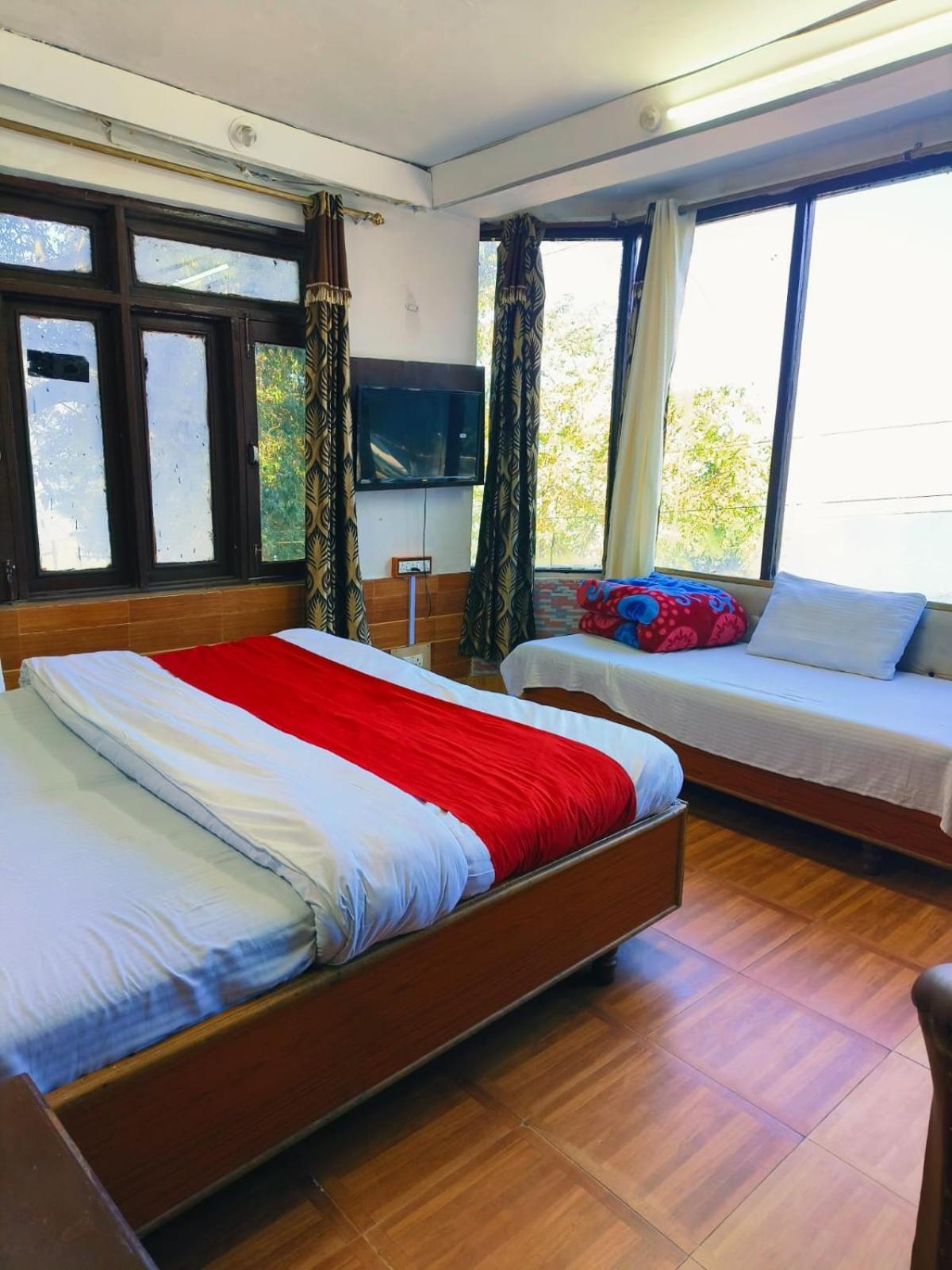 Hotel Holiday Dalhousie - Near Ghandhi Chowk Mall Road المظهر الخارجي الصورة